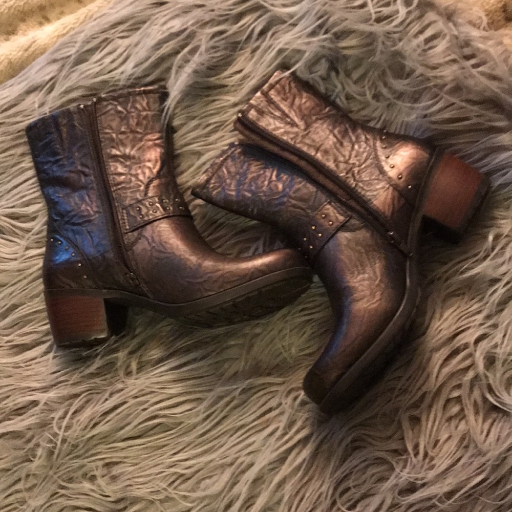 NWOB Earth bronze short boots size 8.5